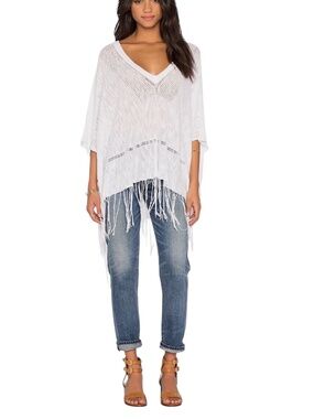 FEEL THE PIECE BY TERRE JACOBS ESSEX FRINGE OPTIC WHITE KNIT PONCHO SWEATER